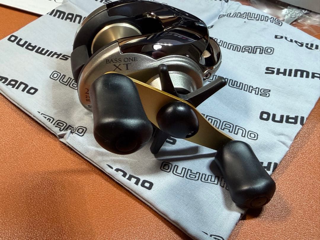 SHIMANO 04バスワンXT200　美品　箱あり　ベイトリール　右巻き