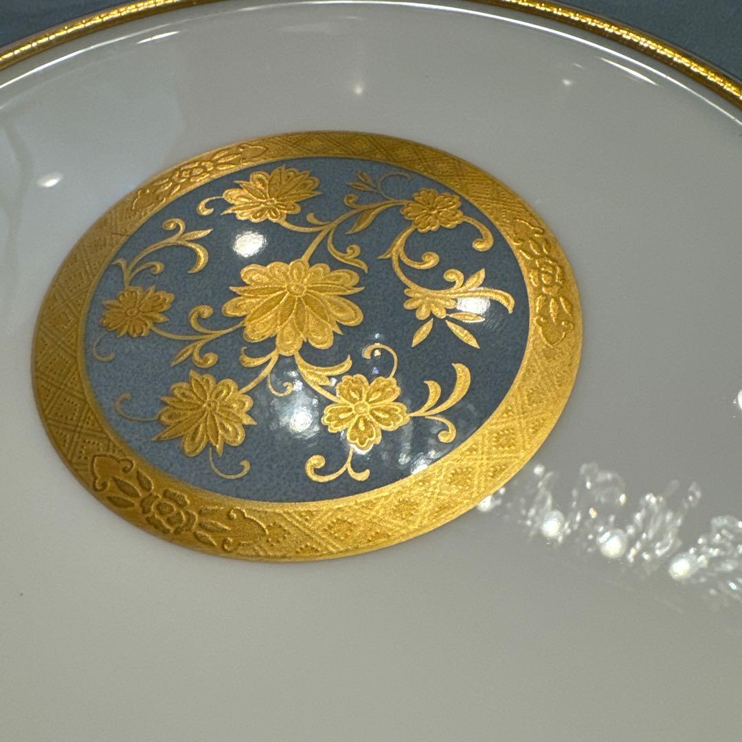 青と金の花柄陶磁器皿