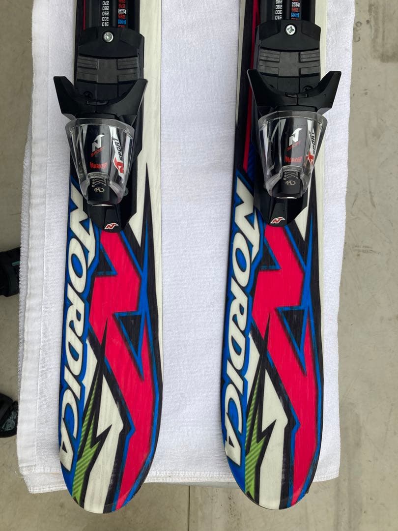 ショートスキー(ファン) ボードと開放ビィンディングNORDICA+MARKER