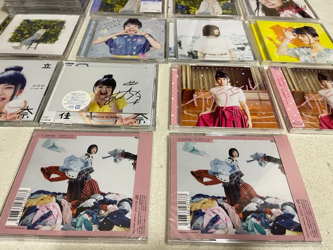 足立佳奈　さん　サイン入りグッズ！　CDいろいろセット