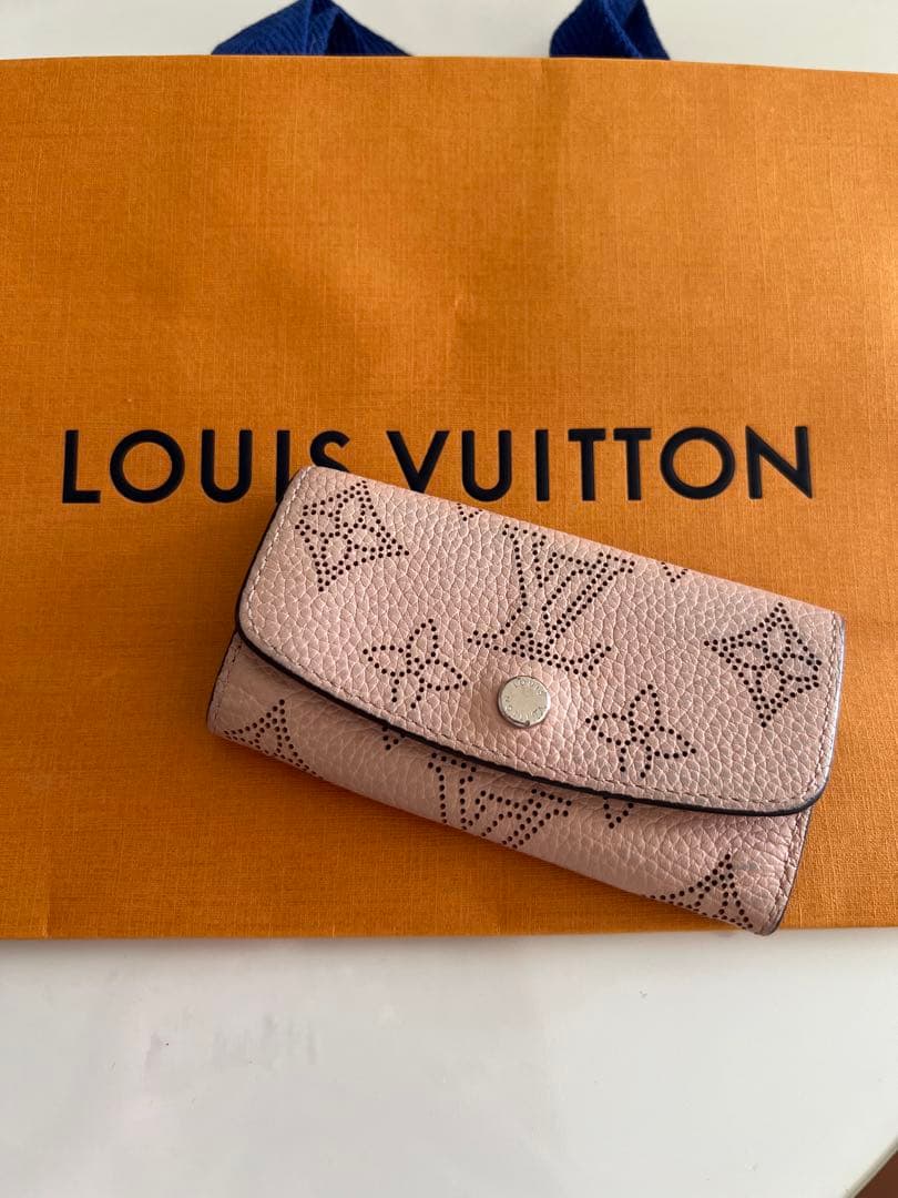 LOUIS VUITTON ピンク マヒナ キーケース