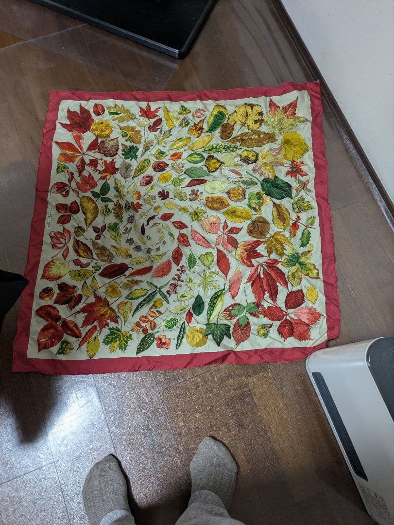 HERMÈS 葉っぱデザイン スカーフ