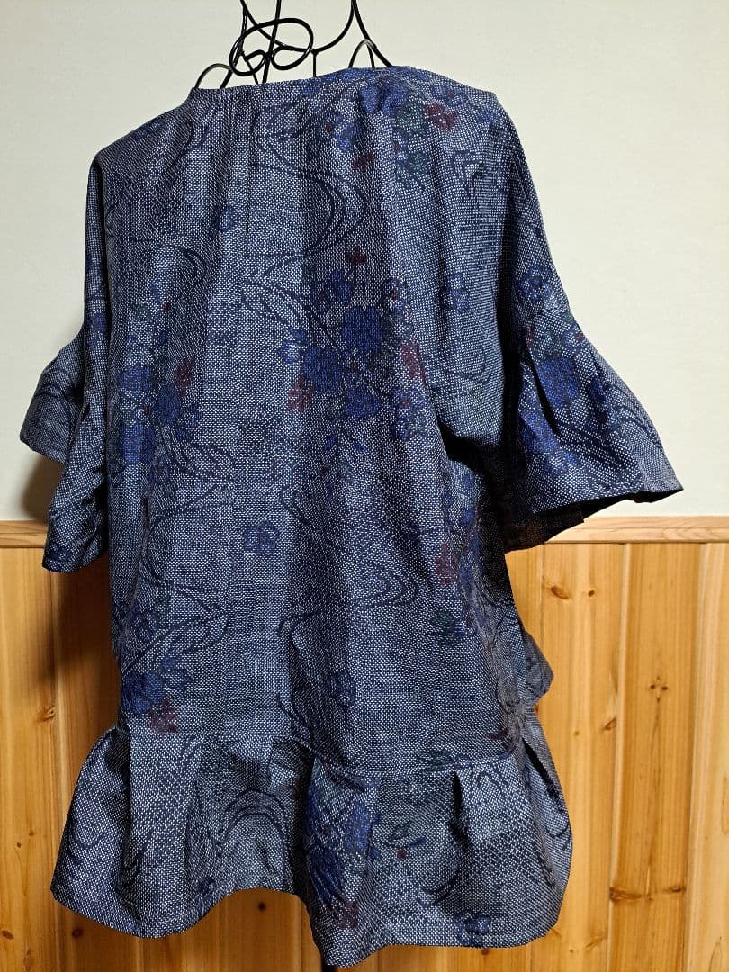 着物リメイク♥️本場大島紬♥️ デニムのようなぁ～お花柄の♥️ぺフラムブラウス