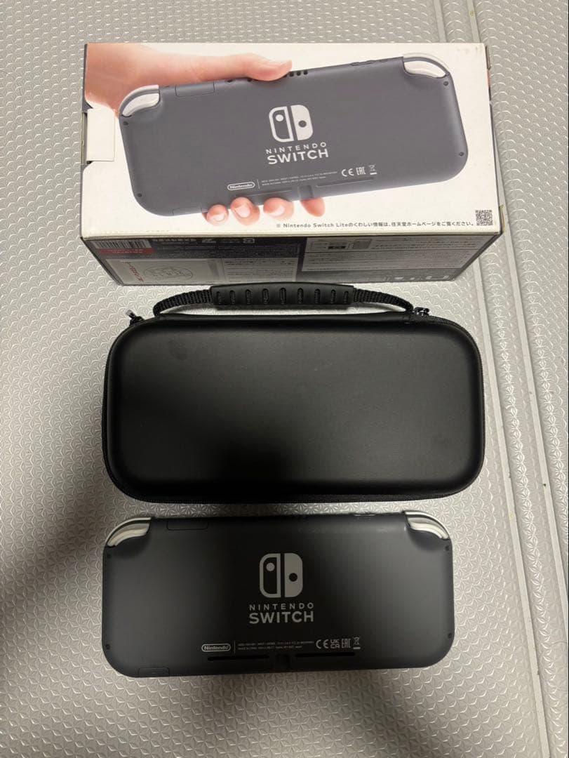 任天堂　Switch Lite ケース、充電器付き