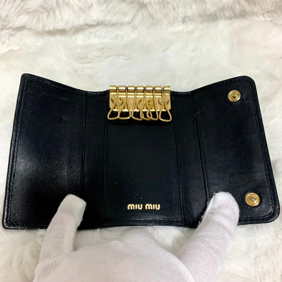美品！MUI MUIミュウミュウ 6連キーケース　黒　レザー　ゴールド　箱付き