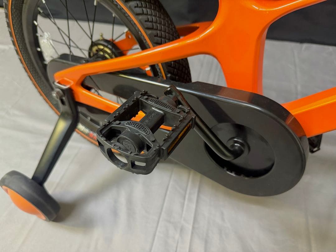 スタイリッシュ キッズバイク 16インチ マグネシウムフレーム 軽量 子供自転車