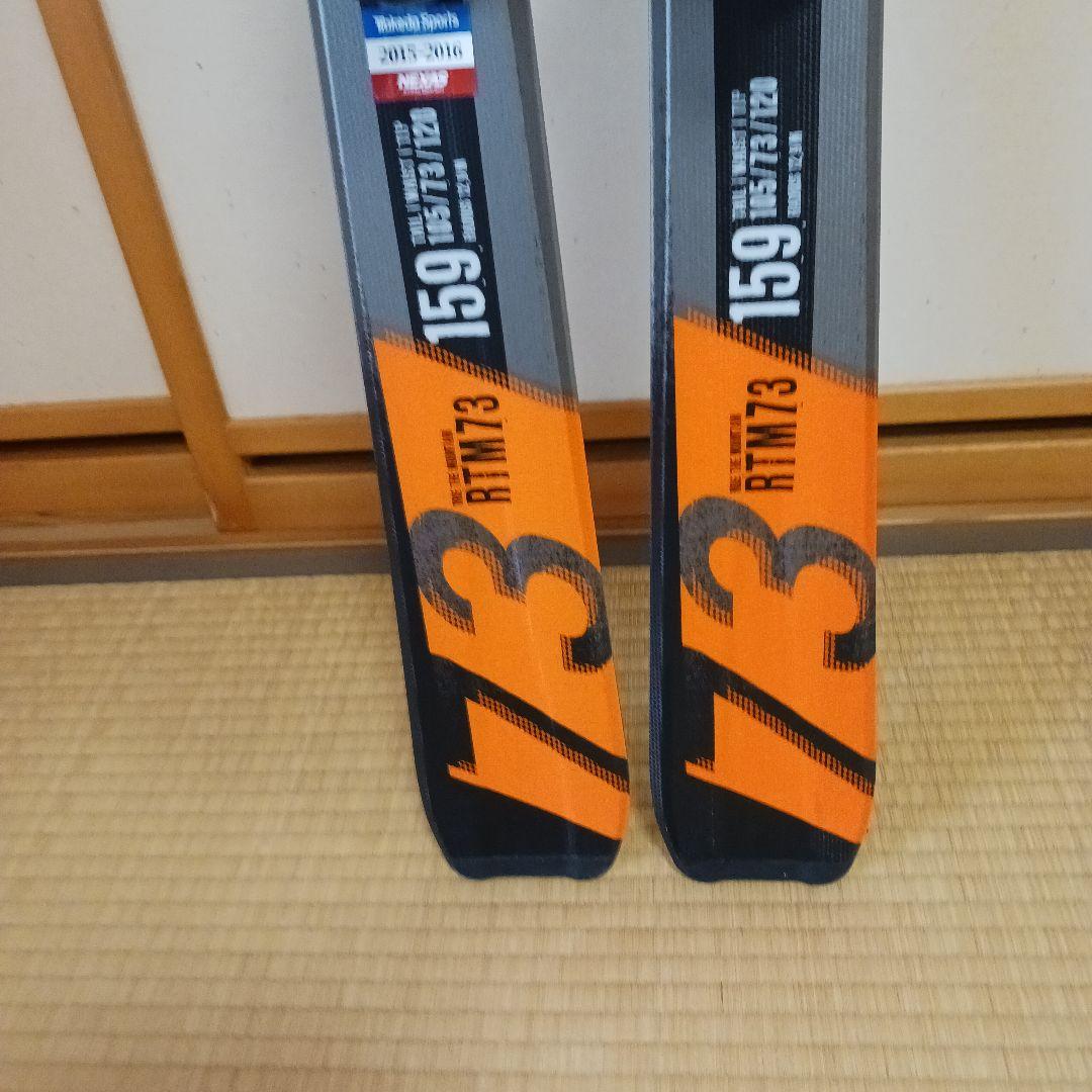 新品のスキー板とストックのセット