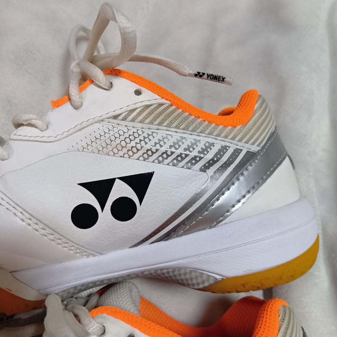 美品YONEX バドミントンシューズ SHB65Z3W 23.5cm W/OR