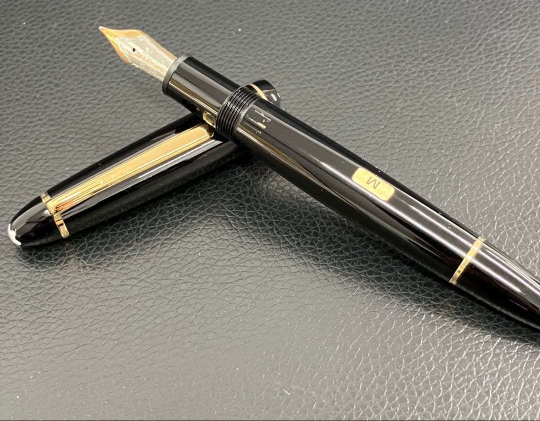 未使用　Montblanc モンブラン　万年筆 黒 専用ケース14K 585刻印