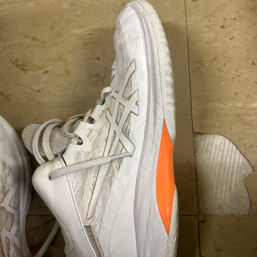 ASICS バスケットボールシューズ ホワイト/オレンジ