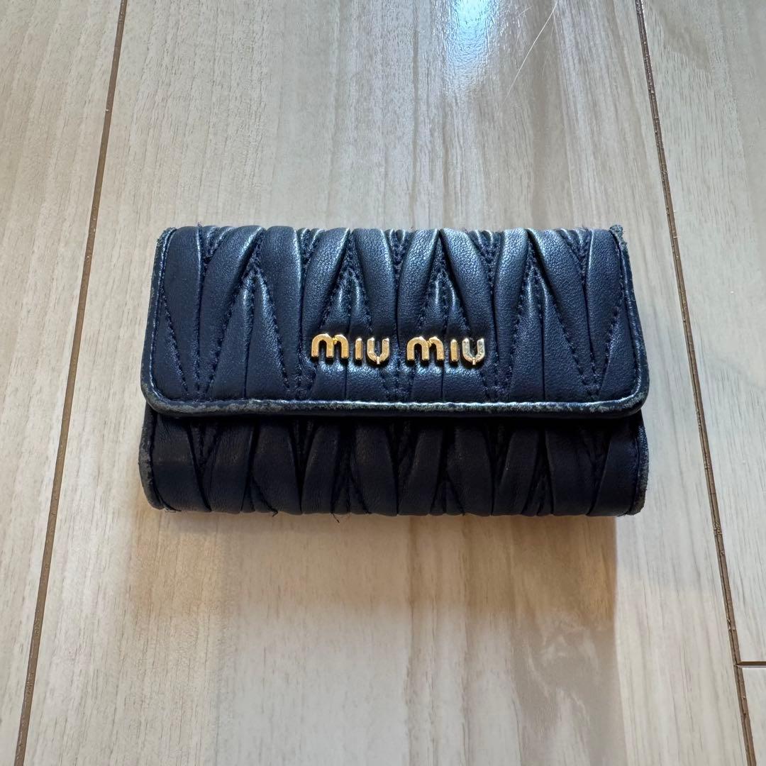 【MiuMiu】マテラッセ キーケース【ネイビー】