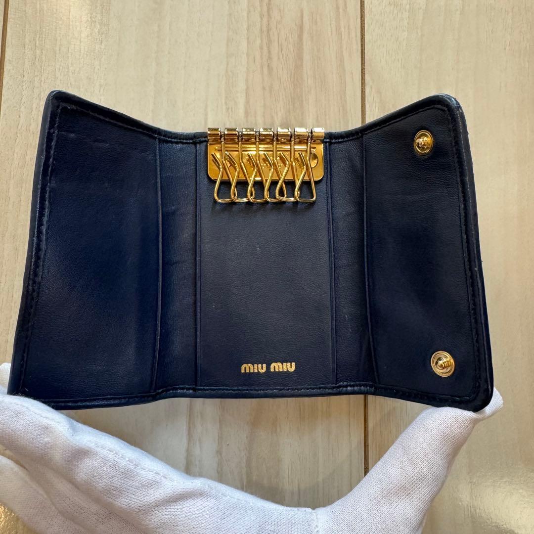 【MiuMiu】マテラッセ キーケース【ネイビー】