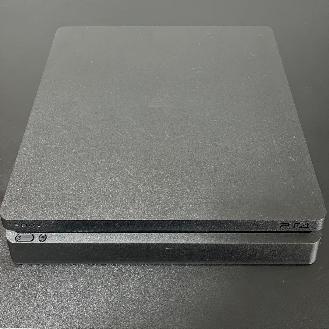 PS4本体とプラグ類、及びコントローラ×1