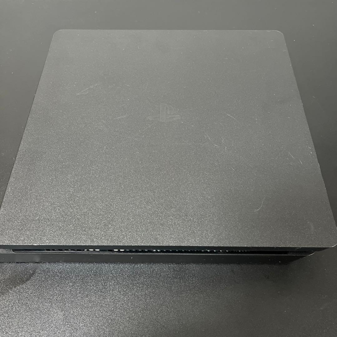 PS4本体とプラグ類、及びコントローラ×1
