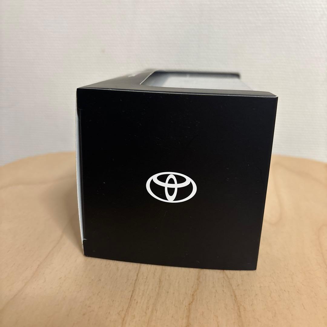 TOYOTAヴォクシーVOXY 90系ミニカー1／30ホワイトパール