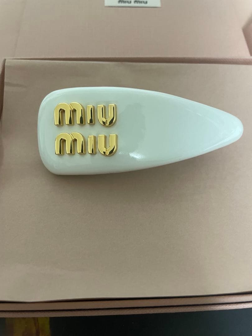 ミュウミュウ　MIU MIU ヘアピン　ホワイト　バレッタ