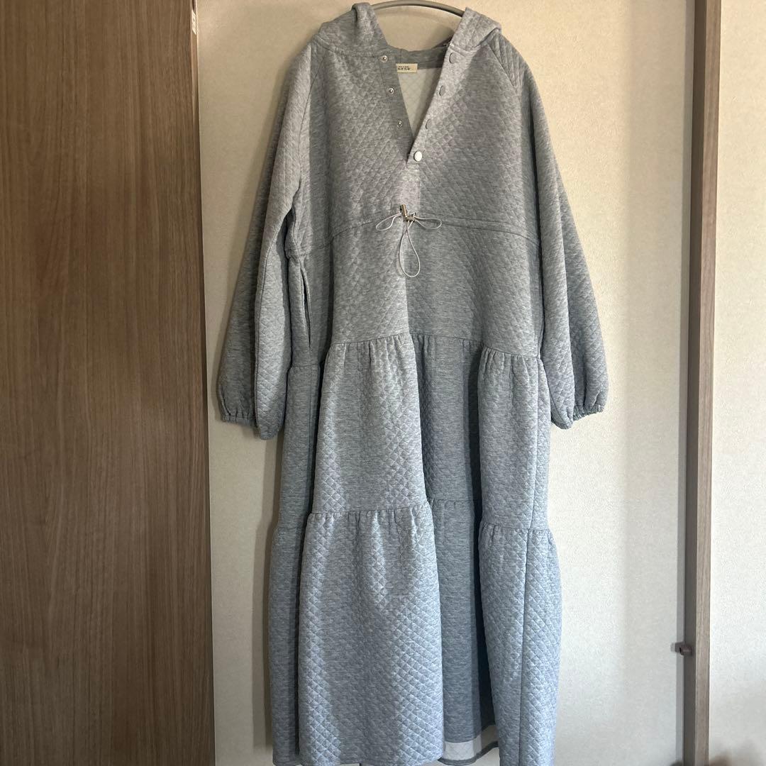 honono キルティングパーカーワンピース Gray マタニティ　ワンピース