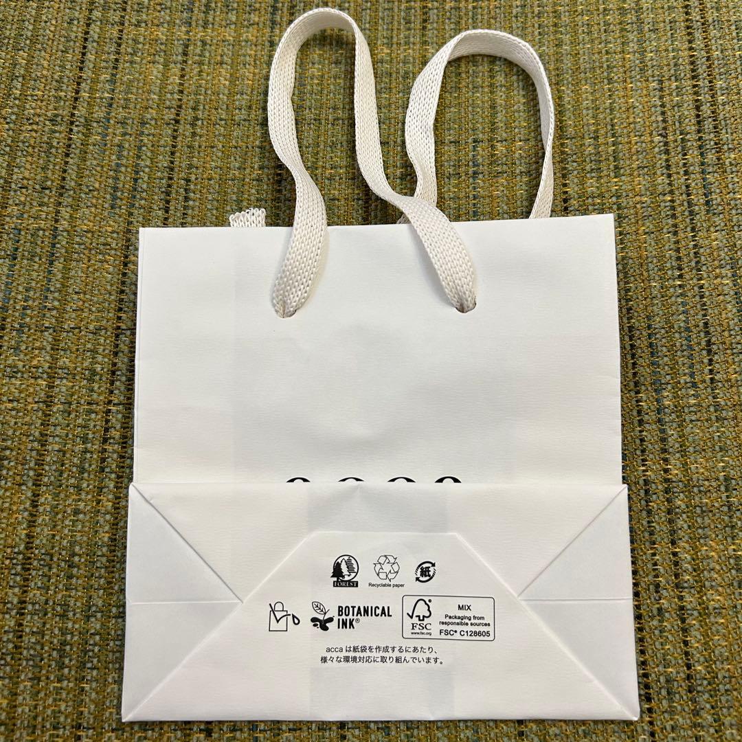 acca ストーン付き黒いヘアクリップ
