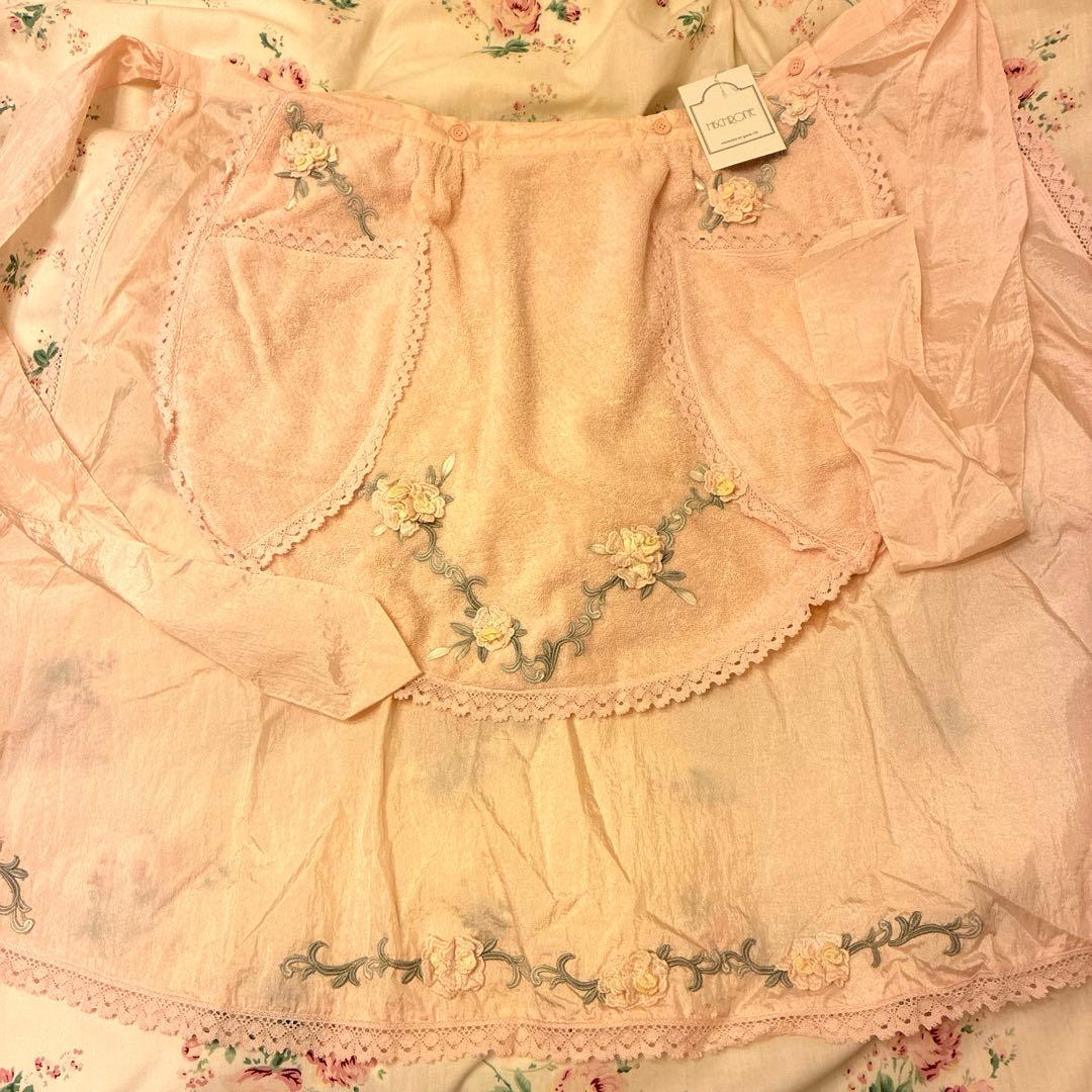 新品未使用・さえらヒスクローネ　ピンクのお花のエプロン