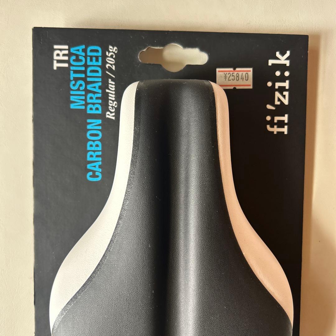 fi'zi:k Mistica Carbon Braided サドル　TRI