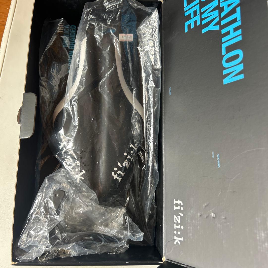 fi'zi:k Mistica Carbon Braided サドル　TRI