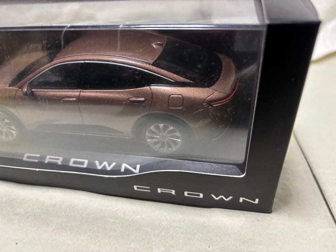 クラウンクロスオーバー　ミニカー　プレシャスブロンズ　ケース付き未開封