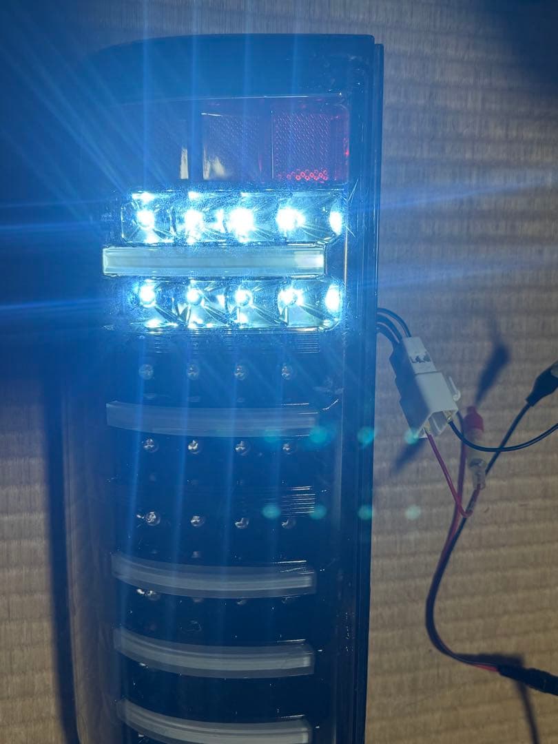値下げ　200系ハイエースバン　社外LEDテールランプセット　点灯確認済　送料込