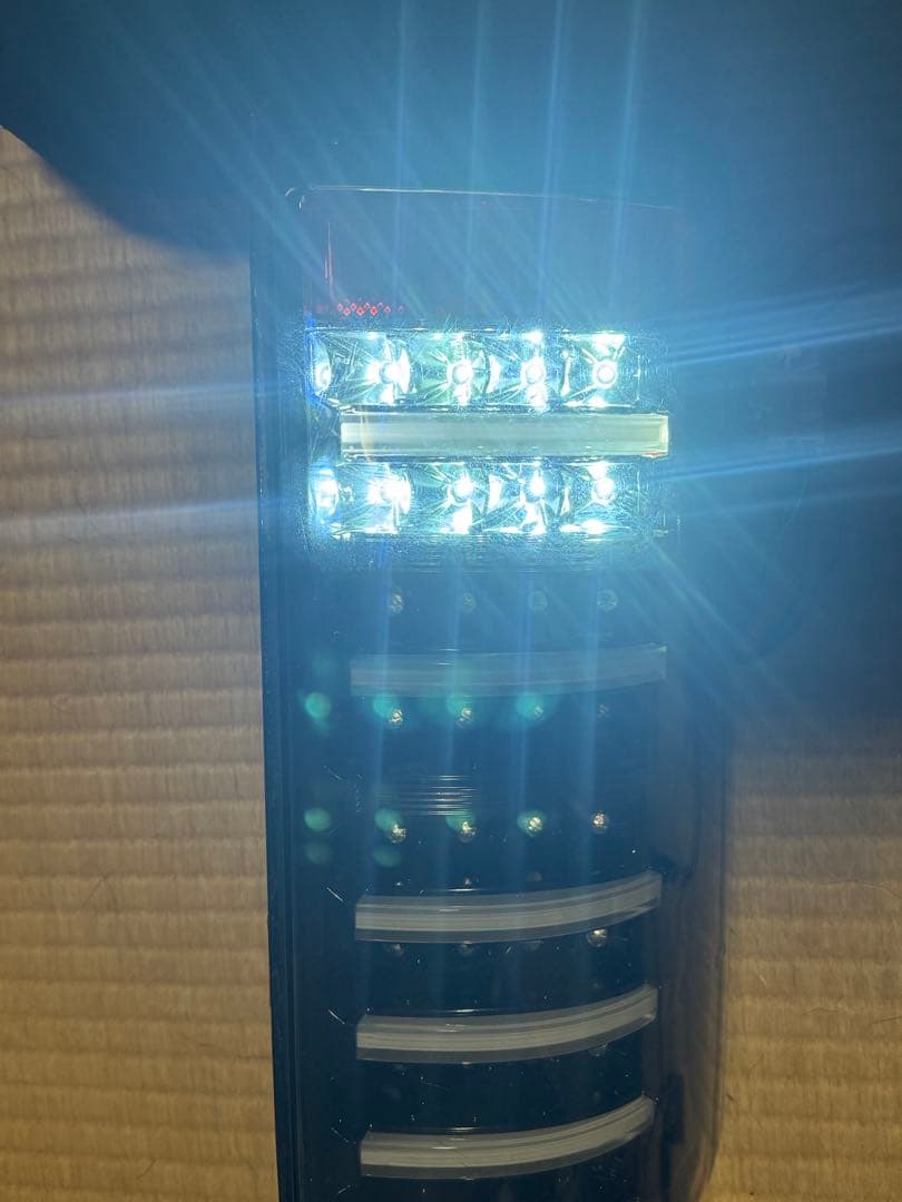 値下げ　200系ハイエースバン　社外LEDテールランプセット　点灯確認済　送料込