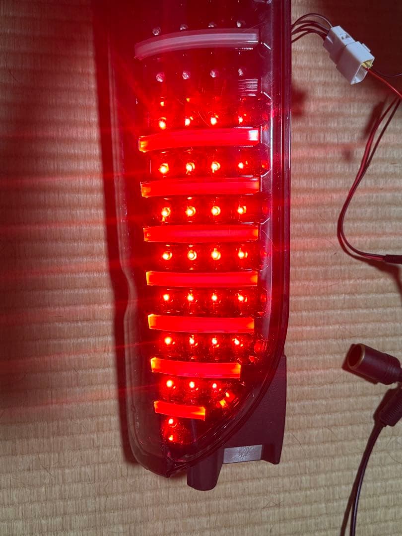 値下げ　200系ハイエースバン　社外LEDテールランプセット　点灯確認済　送料込