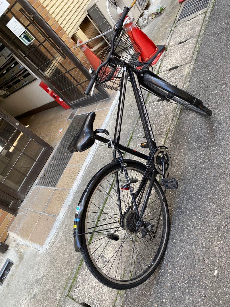 黒いシティサイクル 26インチ 前バスケット付き