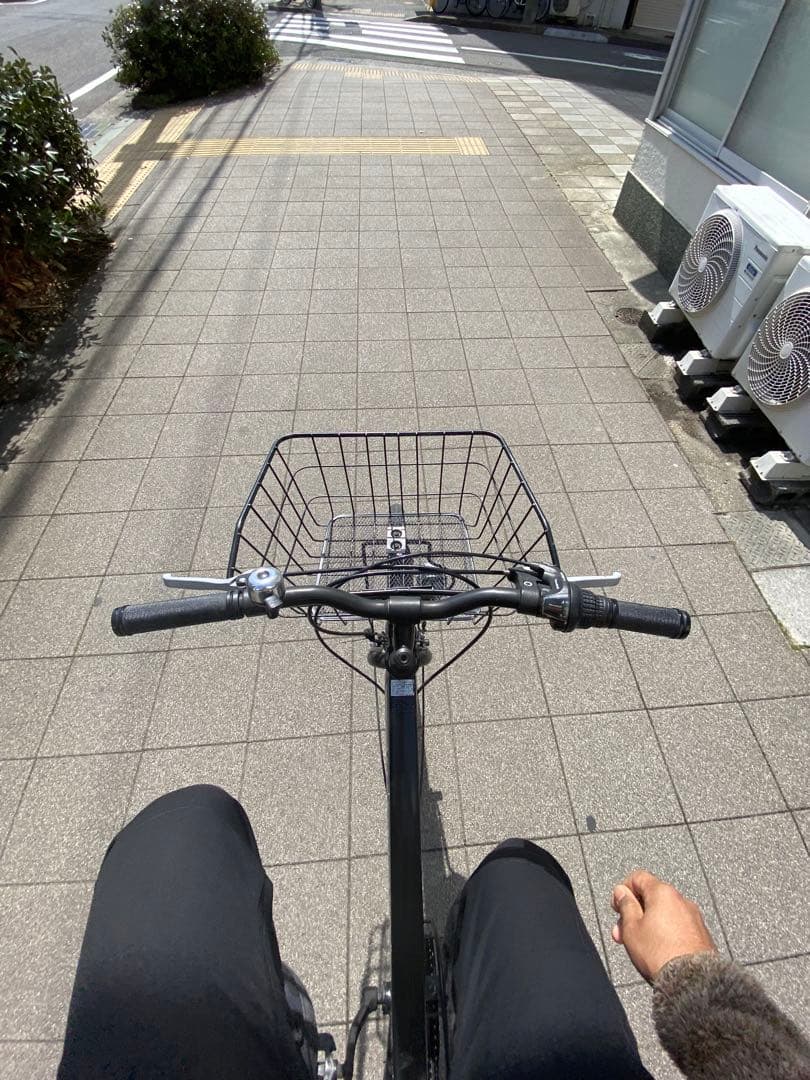 黒いシティサイクル 26インチ 前バスケット付き