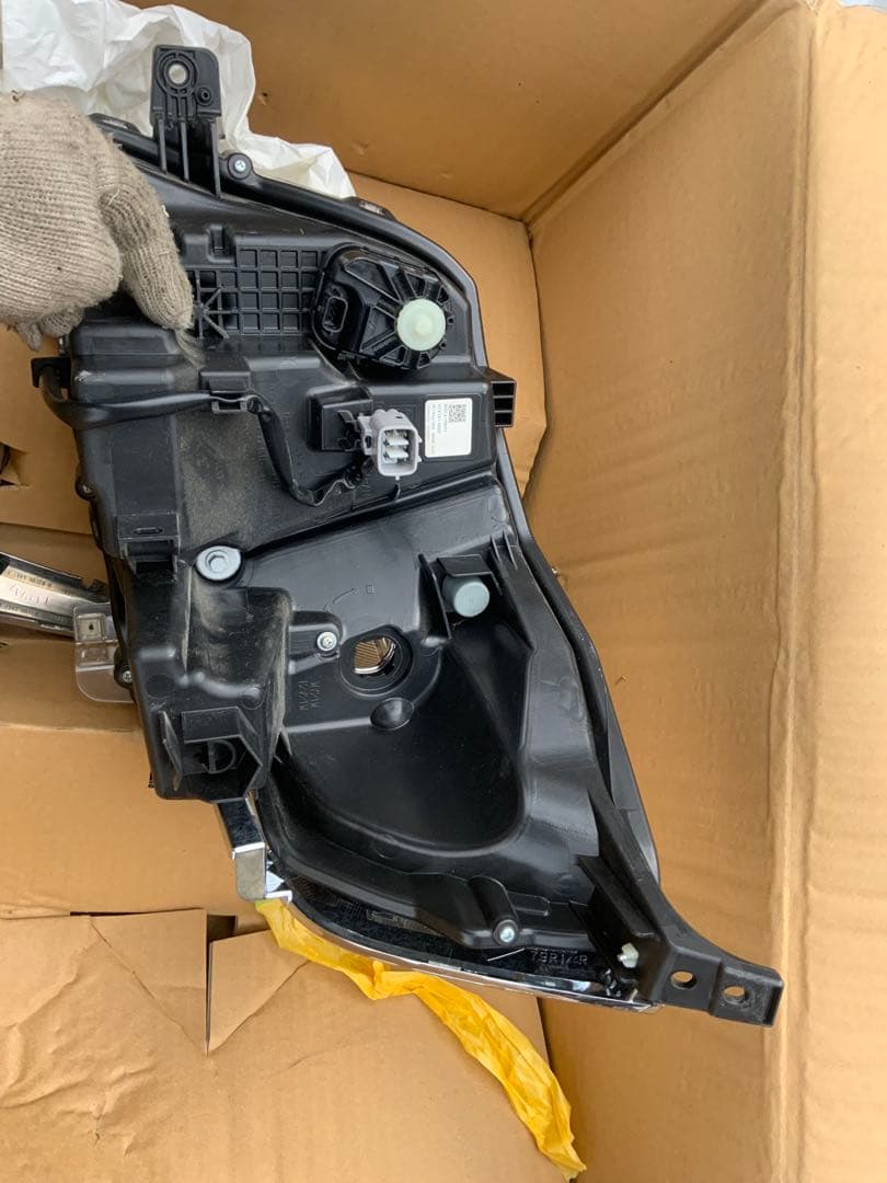 多分美品　スペーシアカスタム　MK53S　右ヘッドライト　LED