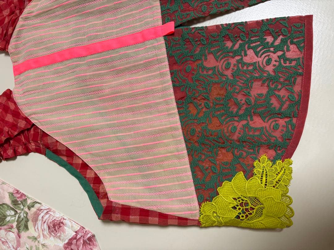 再お値下げ致しました　ユニーク刺繍ノースリーブベスト