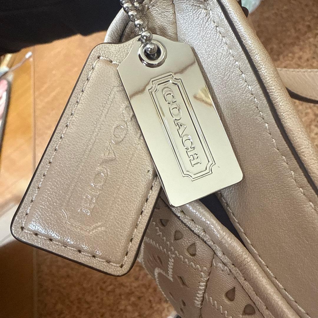 COACH レーザーカットハンドバッグ
