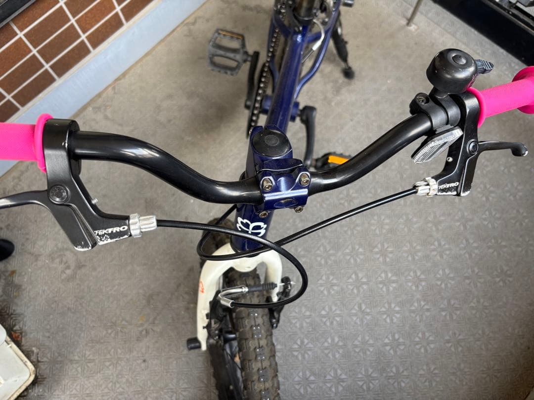 【引渡し東京】ヨツバサイクル16インチ ピンクハンドル　スタンド付き 補助輪あり