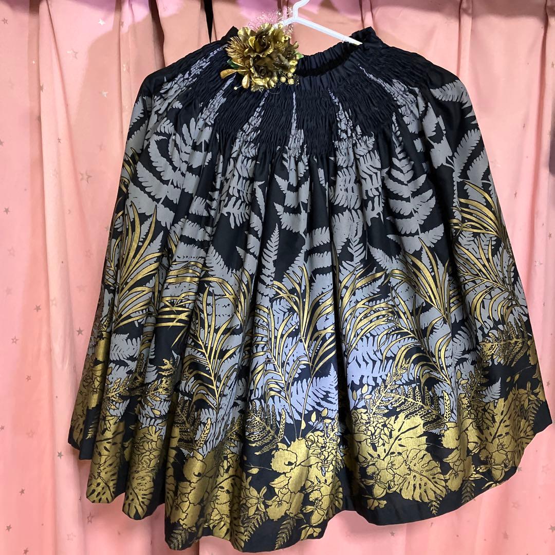 フラダンスパウ黒とTシャツと金の花柄　ネックレスと、髪飾りセット