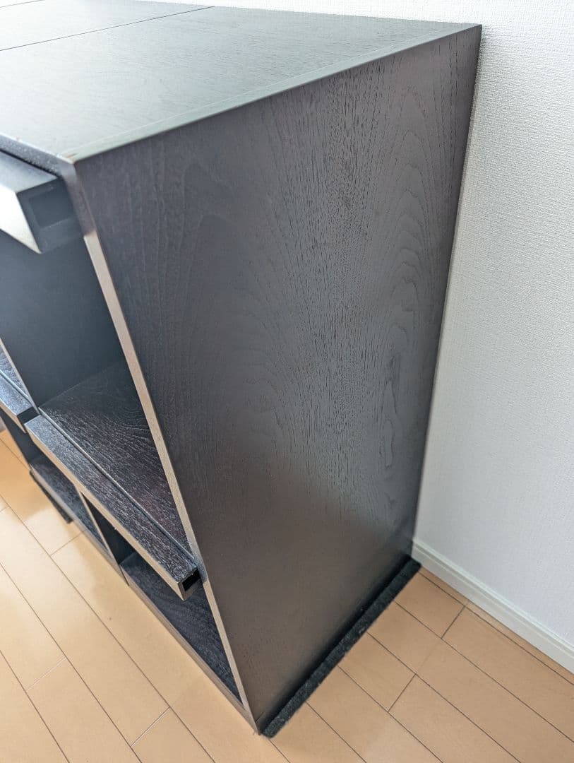 ダークブラウン本棚 扉にディスプレイできる ラック