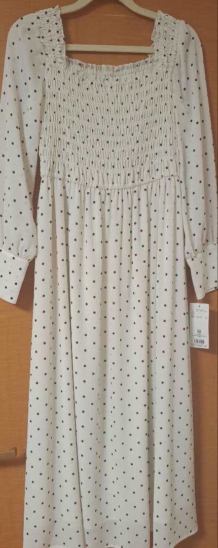 【新品】ナチュラルビューティーベーシック　ドットプリントシャーリングワンピース