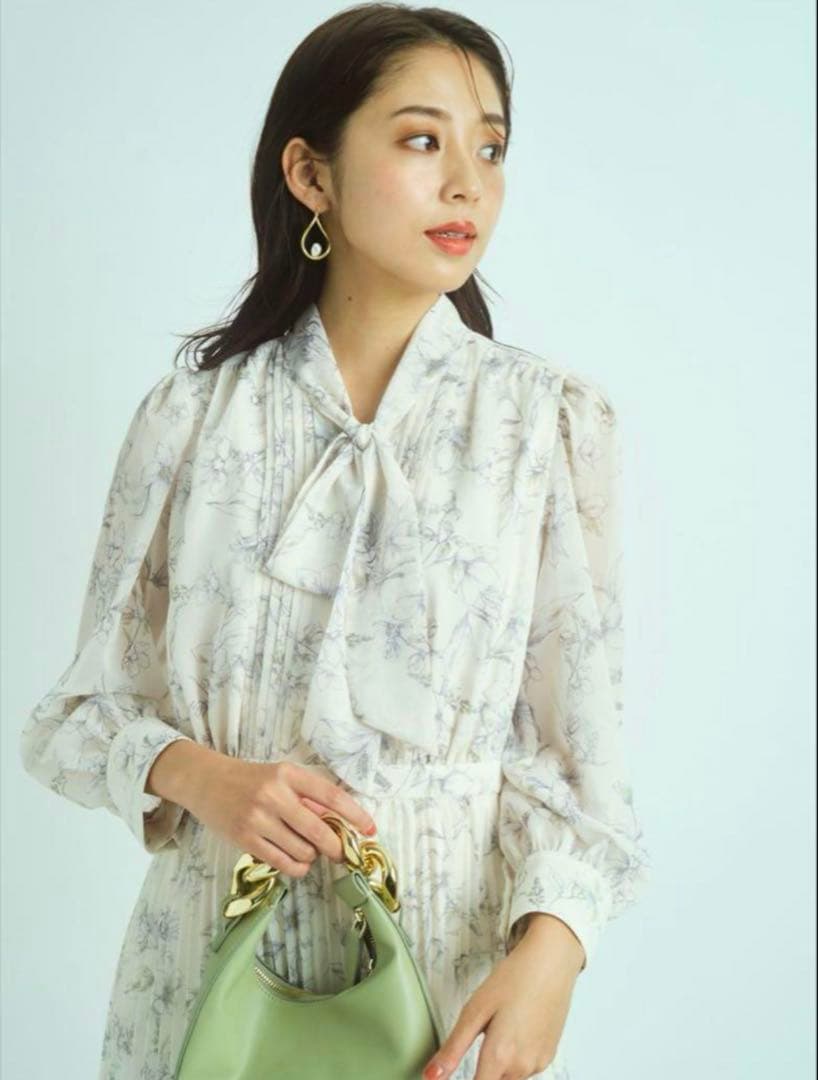 ジャスグリッティ長袖ボウタイプリーツ花柄ワンピ