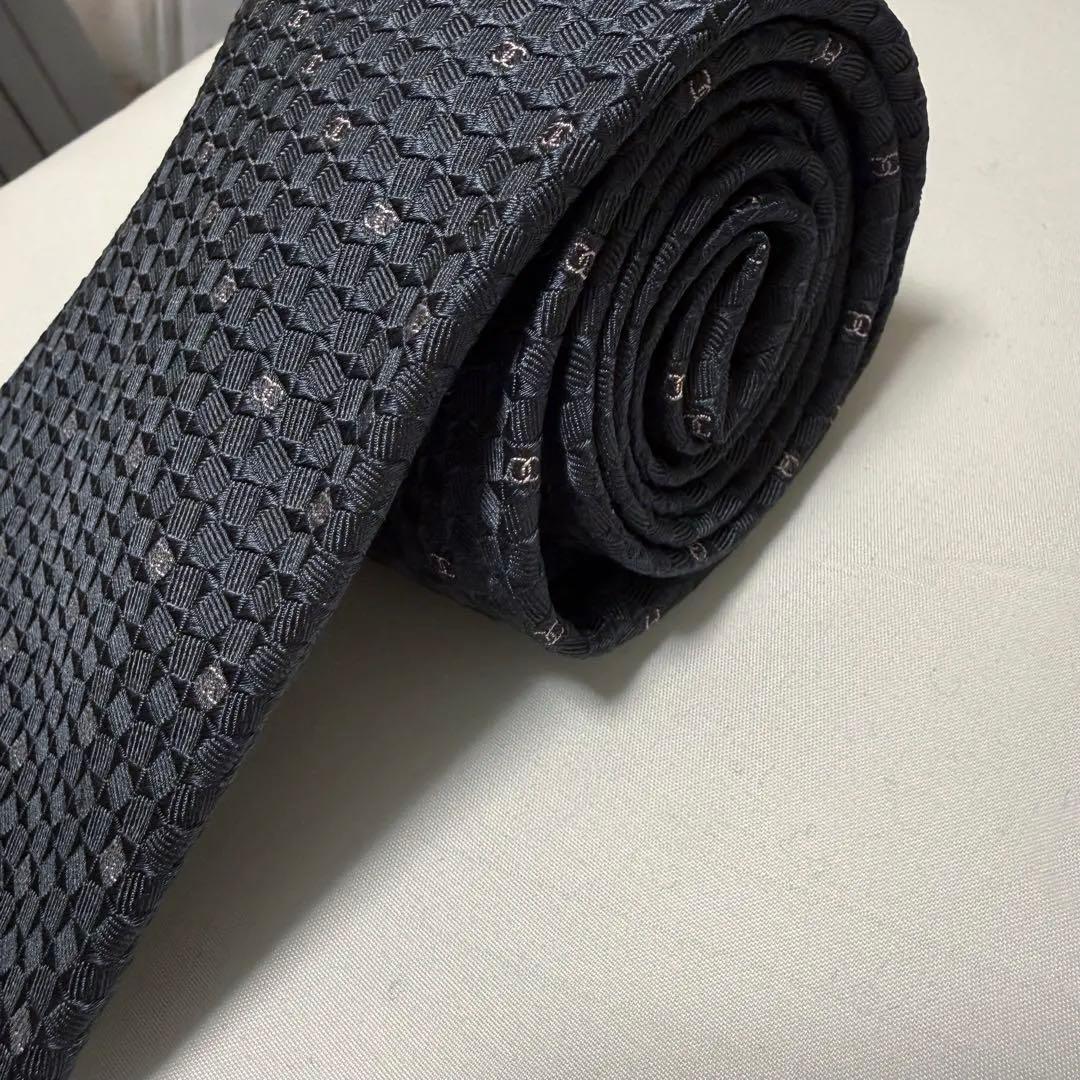 CHANEL グレー ネクタイ ハニカムパターン シャネル ココマーク