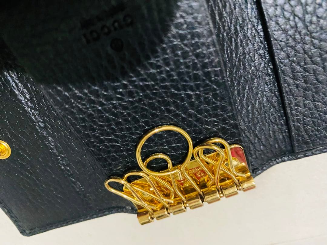 ◾️GUCCI グッチ　キーケース　ブラック　金デザイン　ゴールド金具