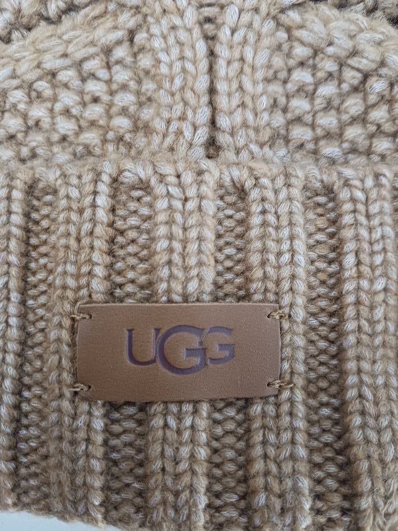 UGG ブラウンニット帽 ファー付きポンポン