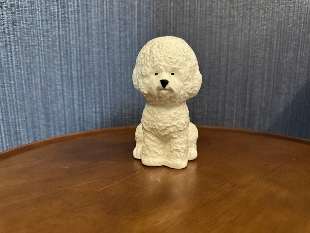 白い犬の陶器製置物