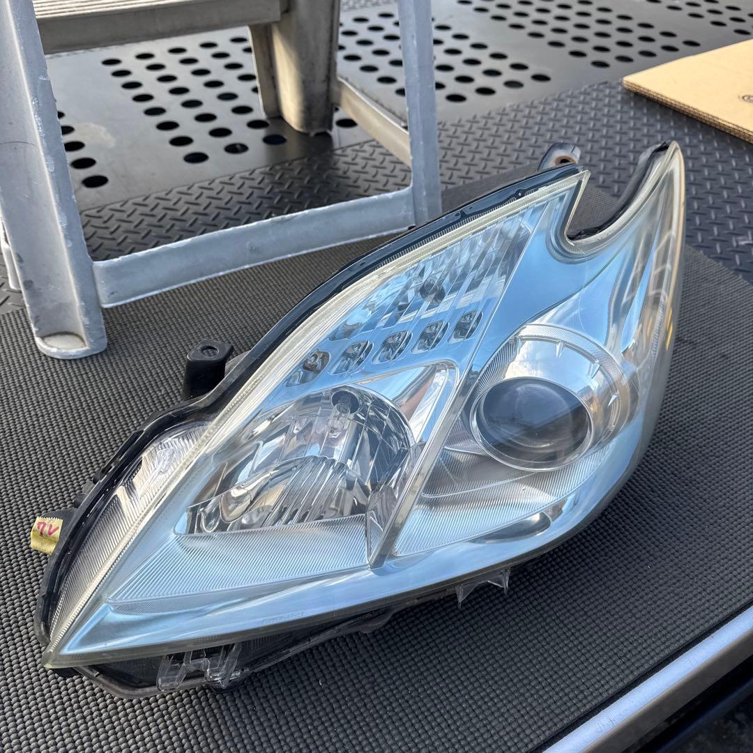 トヨタ　プリウス　30 前期　ヘッドライト　ヘッドランプ　左右セット　中古品