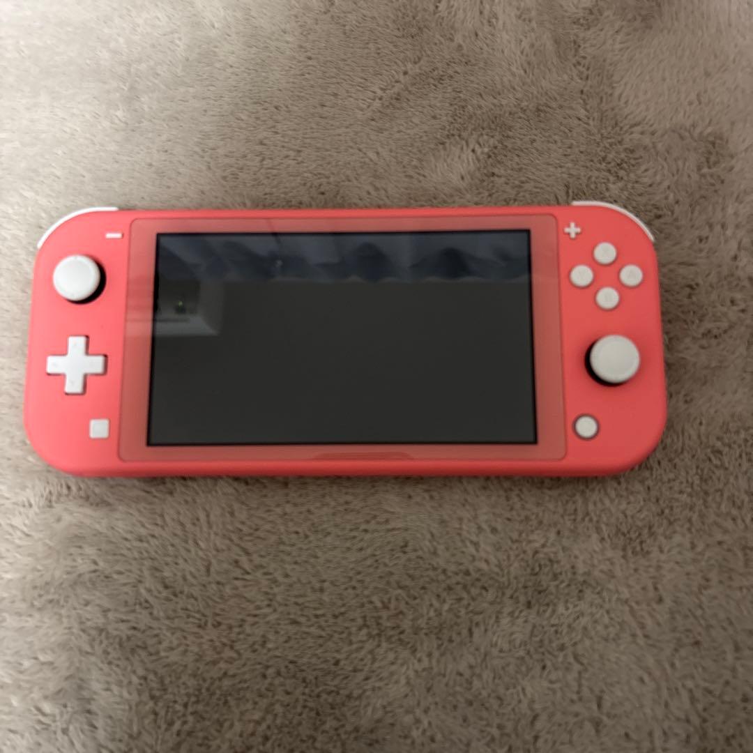 ピンクのNintendo Switch Lite、充電器付き。