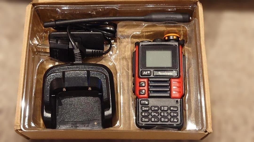 【エアバンド対応】カーアンテナ付き 広帯域受信機 新品 航空無線 FMラジオ 赤