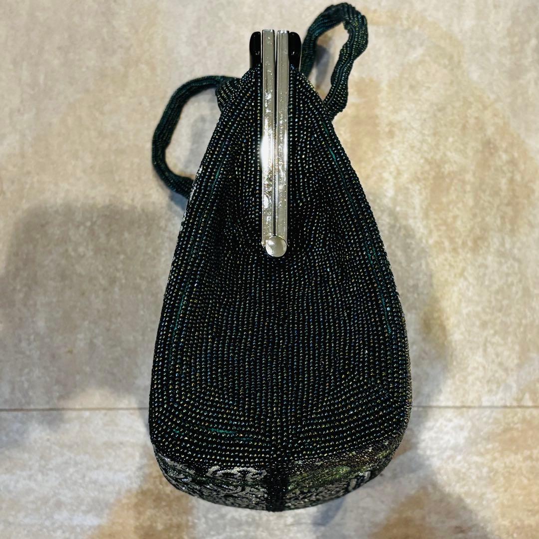 昭和レトロを思わせる、繊細な和装ビーズバック
