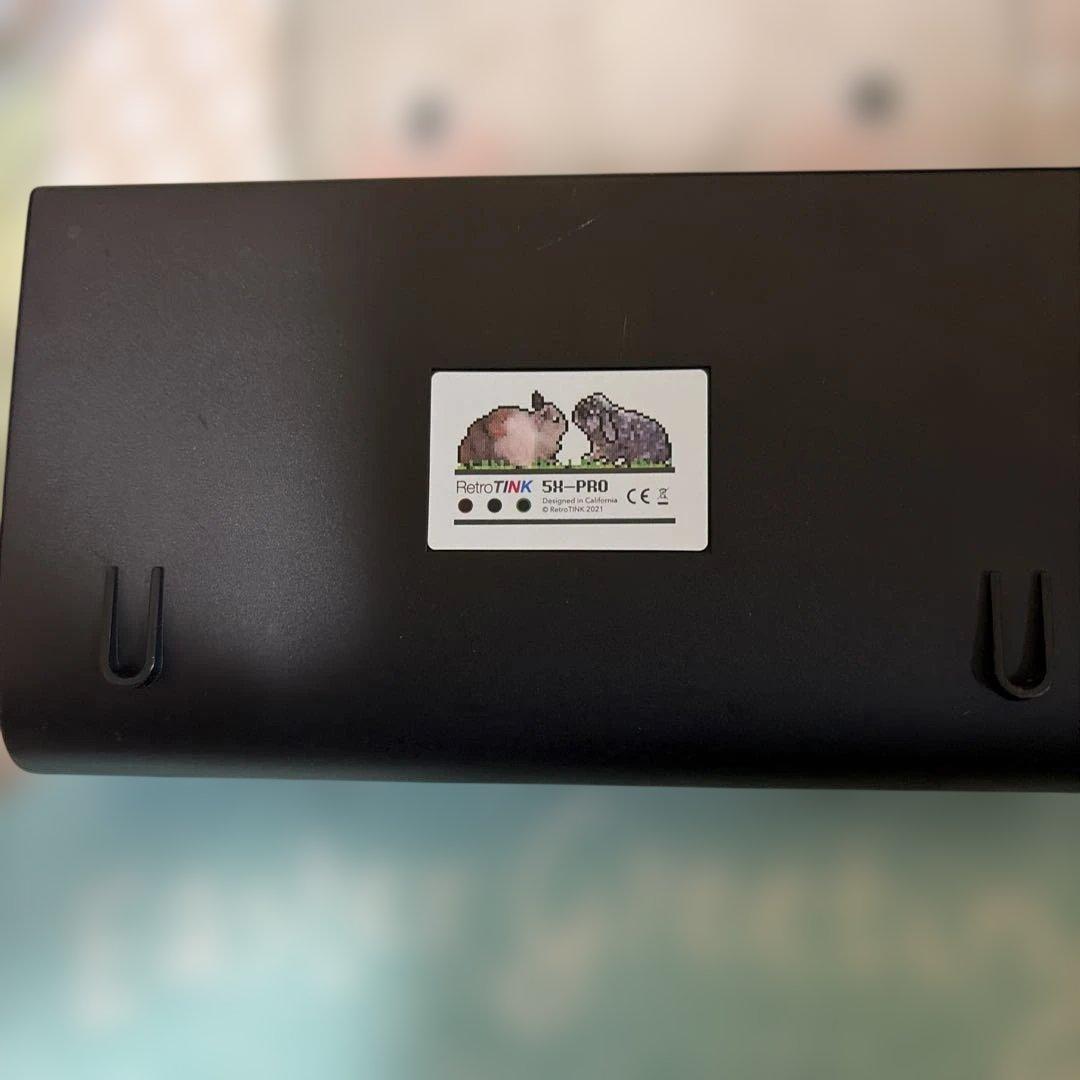 RetroTINK 5X-Pro 本体とリモコン