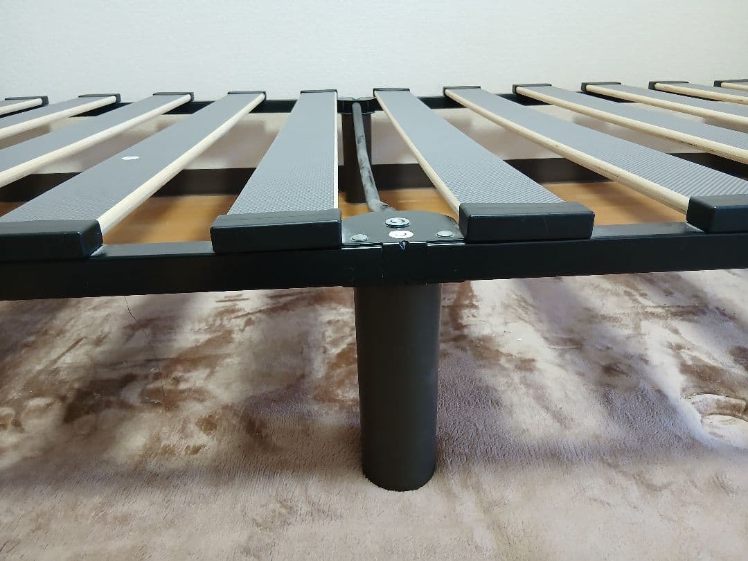 シングルサイズ（約90×200cm）のすのこベッドフレームです。
