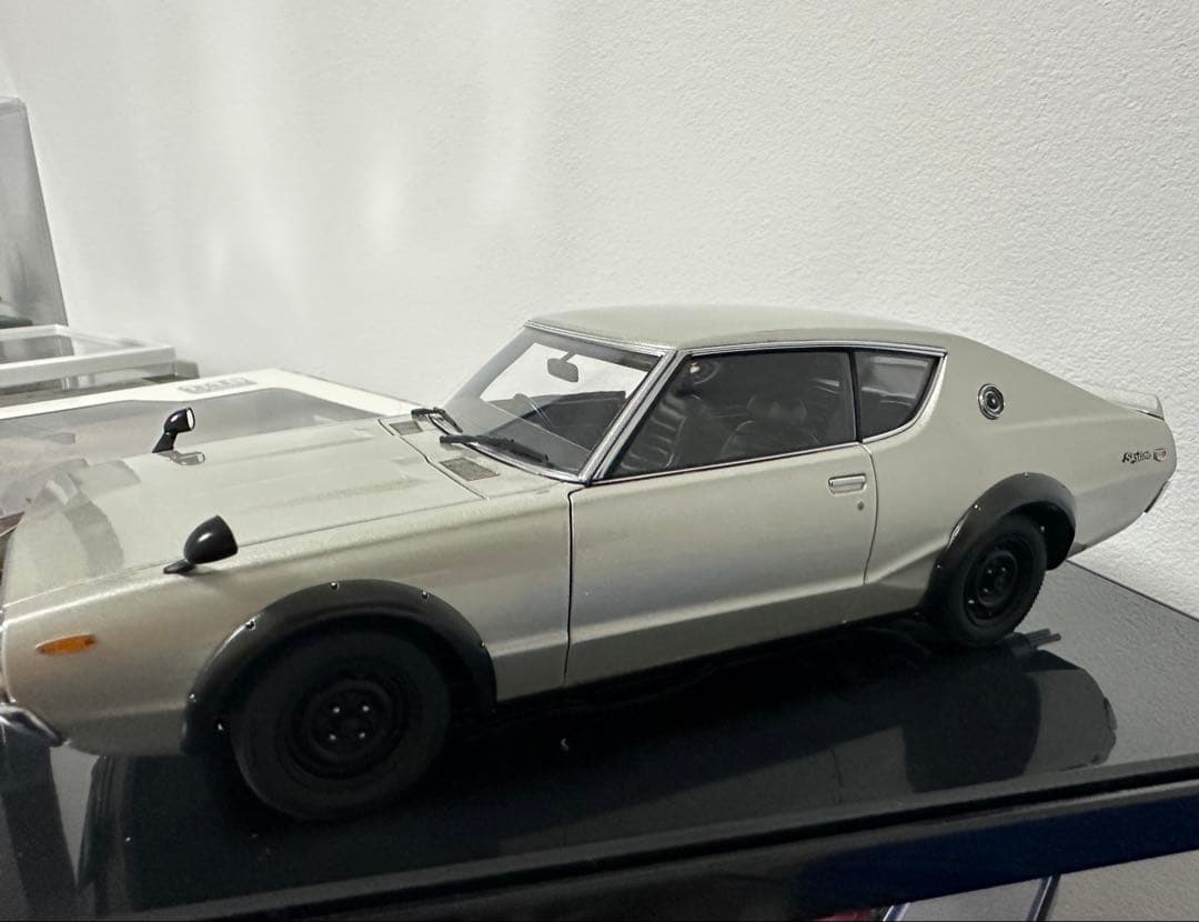 o*8様 AUTOartSKYLINE 2000 GT-R ミニカーシルバー1/